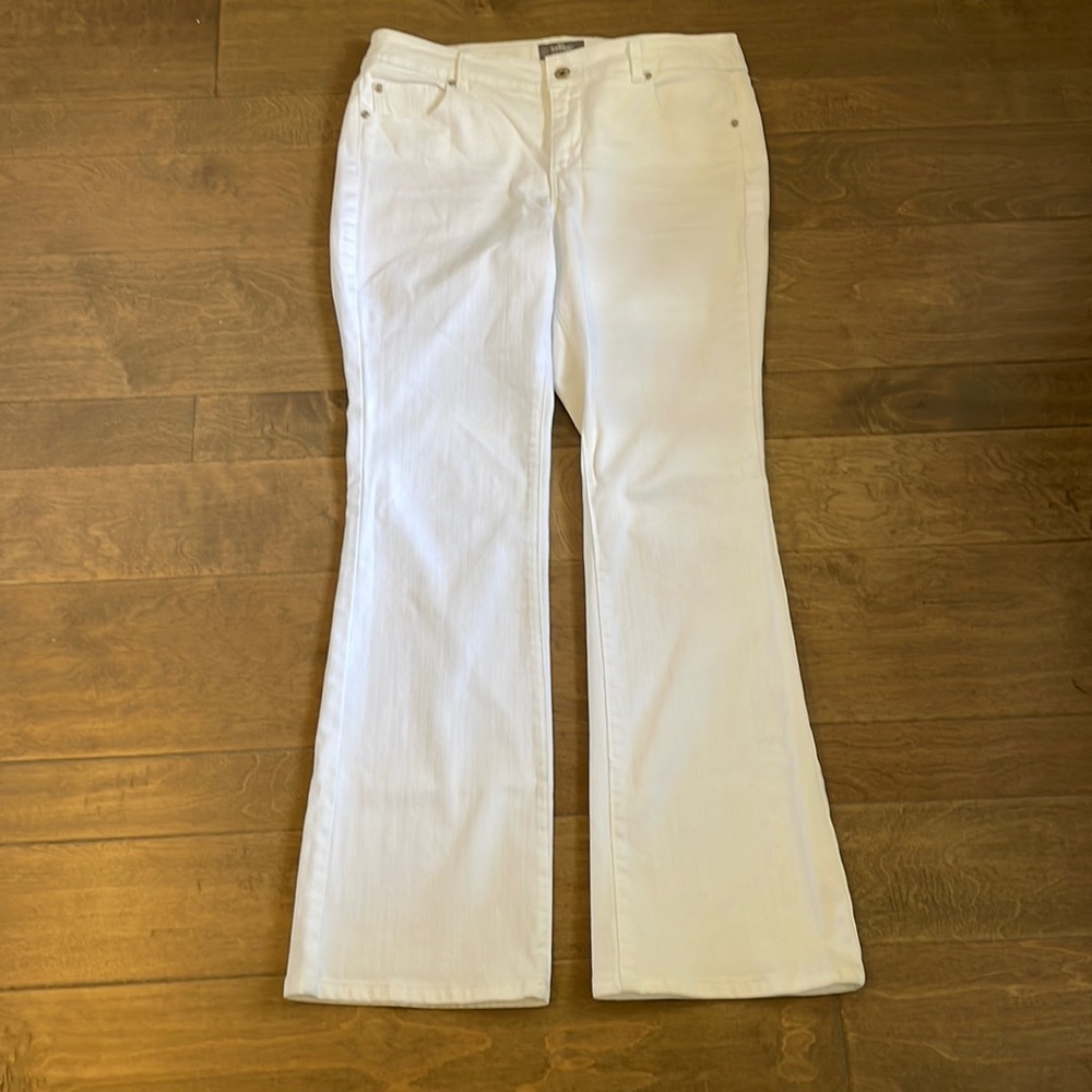 Chico’s So Slimming White Jeans Flare Legs Chico’s Size 1.5